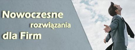 Mężczyzna w garniturze z rozłożonymi ramionami, spoglądający w górę, obok napisu 'Nowoczesne rozwiązania dla Firm' na szarej ścianie.